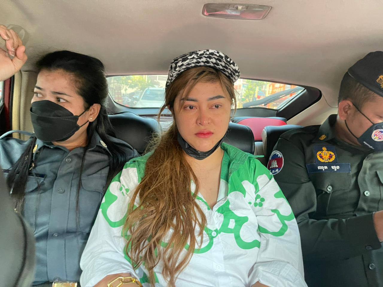 មេតុងទីនអនឡាញ ដ៏ល្បីល្បាញ អ្នកនាង អឿន ម៉ូលីកា  ត្រូវបានកម្លាំងកងរាជអាវុធហត្ថរាជធានីភ្នំពេញ ចុះឃាត់ខ្លួន – CSNDaily